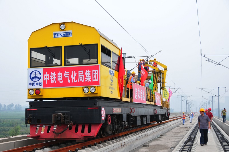 1-2  圖為津秦鐵路客運專線接觸網(wǎng)導(dǎo)線架設(shè)作業(yè)現(xiàn)場。 李朝臻攝.jpg